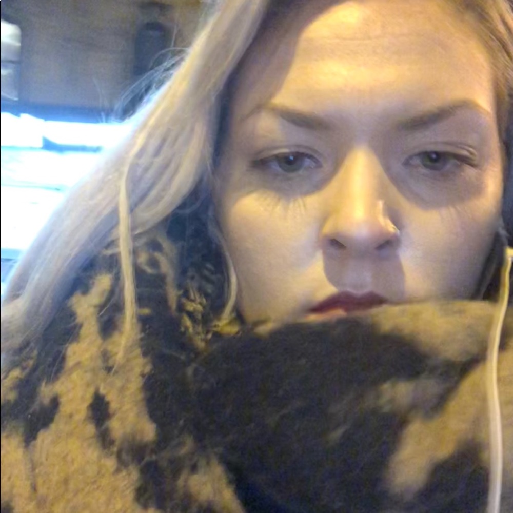 Meet your Posher, Larissa